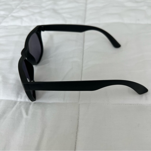 New Tiége Hanley Uncomplicated Sunglasses - Picture 8 of 16